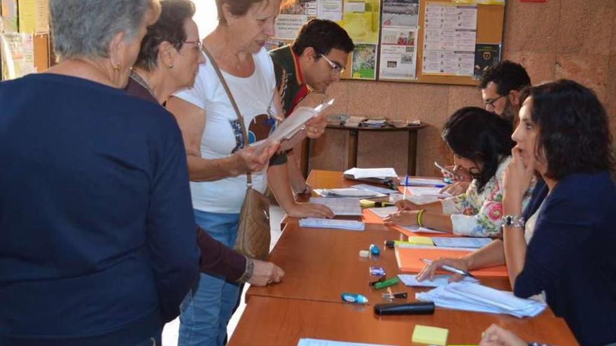 Un grupo de vecinos interesados en inscribirse en las actividades acuáticas.