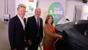 El alcalde de Barcelona, Jaume Collboni, el presidente de Seat y Cupra, Wayne Griffiths, y la directora de BSM, Marta Labata, en el punto de carga número 1.000 de Endolla Barcelona