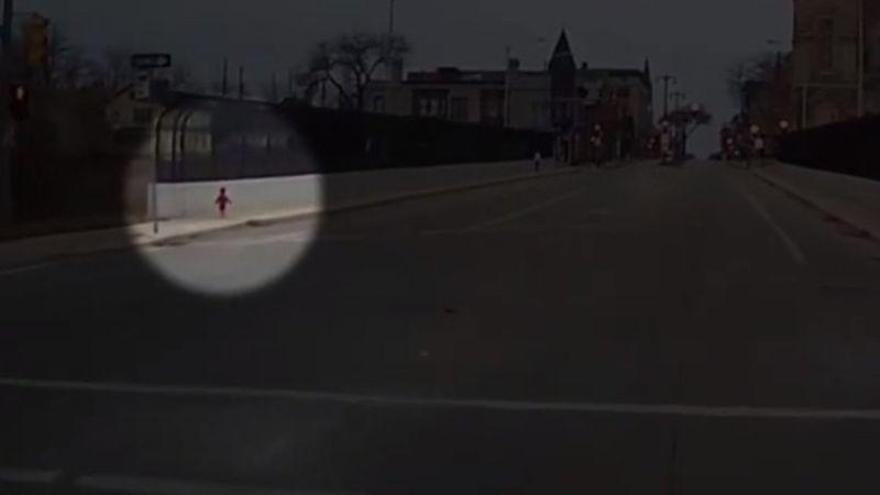 Vídeo / Una conductora de autobús rescata a una bebé descalza en la calle durante una ola de frío