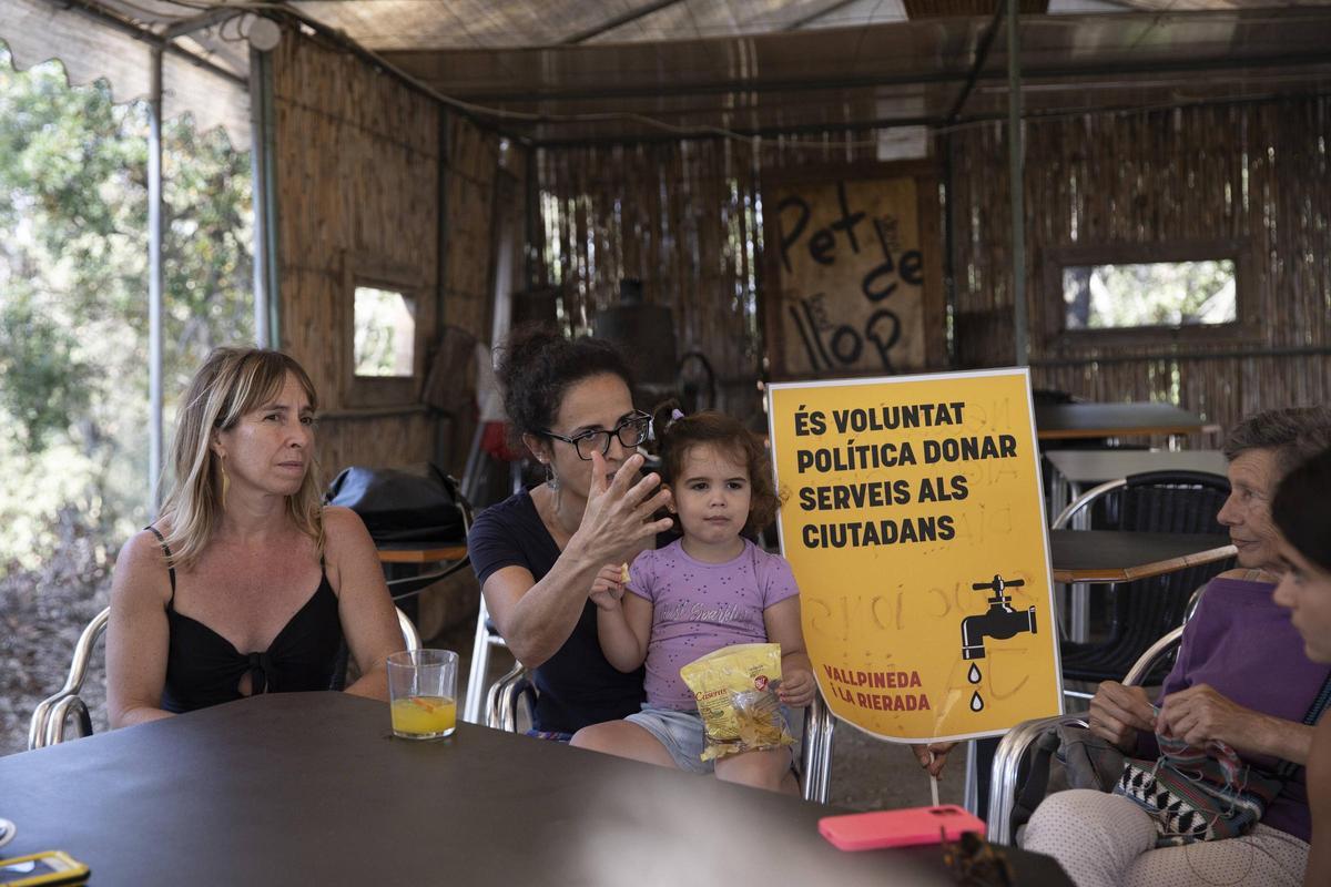 Los vecinos de Molins de Rei (Barcelona) reunidos en el bar Pet de Llop discutiendo sobre los problemas que tienen con el suministro de agua.