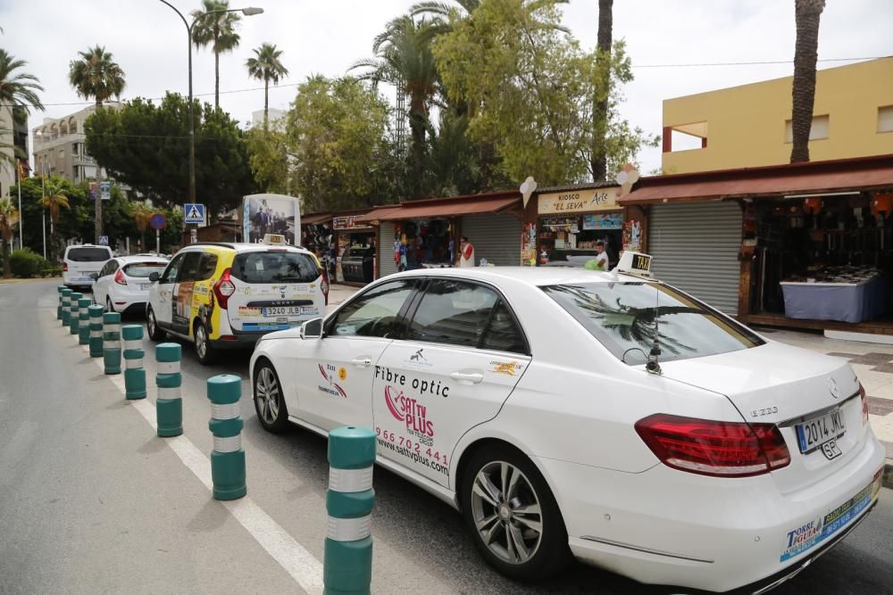 Los más de 80 taxis que trabajan en Torrevieja han parado de 9.00 a 12.00 y han realizado servicios mínimos gratuitos al Hospital y centros de salud