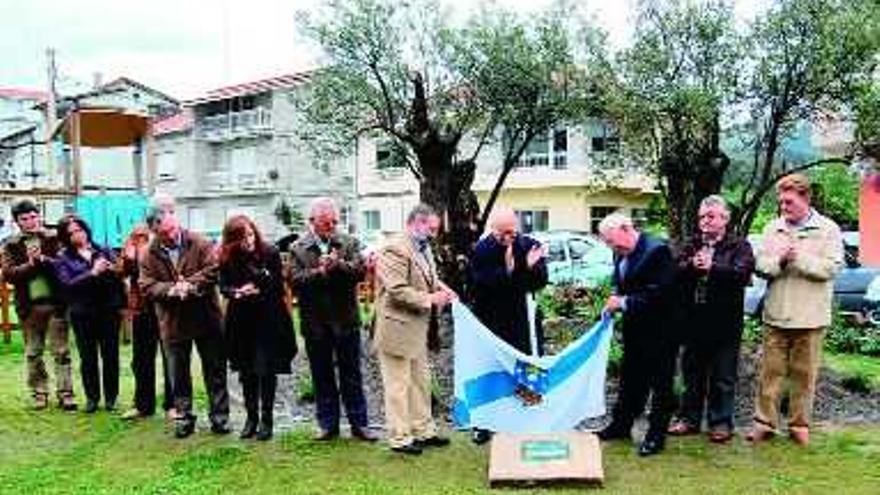 El presidente de la Fundación Castelao, Pousa Antelo (centro), con el alcalde de Moaña, Xosé Manuel Millán (izda.) y el de regidor de San Martín de Trevello, Maximo Gaspar Carrera (dcha.). / gonzalo núñez