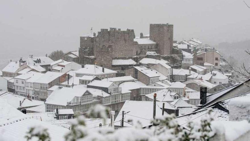 Panorámica de la localidad ourensana de Castro Caldelas, ayer, cubierta de nieve.