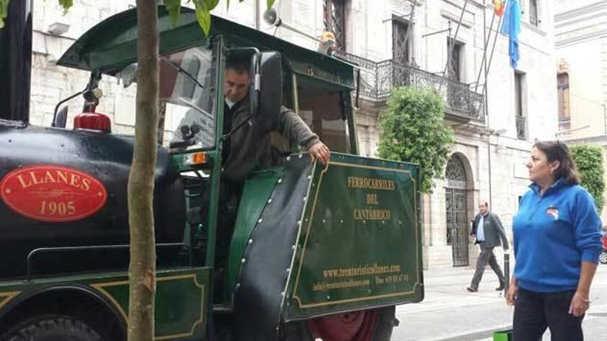 Andrés Carreño, ayer, llegando con su tren turístico frente al Ayuntamiento de Llanes.