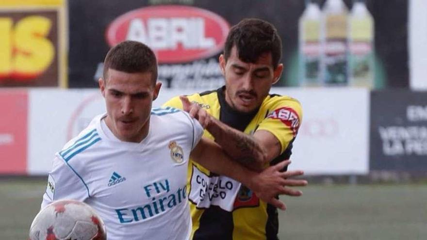 Andrade, del Rápido de Bouzas, defiende a un jugador del Real Madrid Castilla. // José Lores