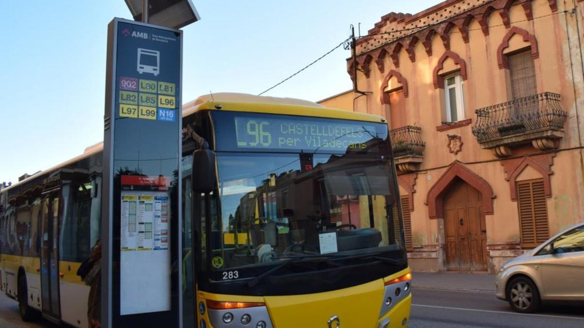 Los nuevos paneles informativos del autobús en Viladecans funcionan con energía solar