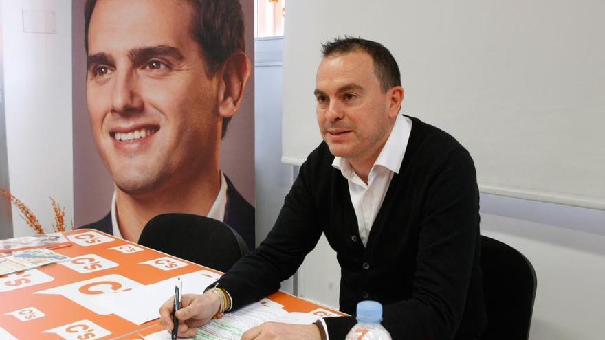 Ciudadanos solicita un recorte de la acera entre Tres Cruces y Monsalve