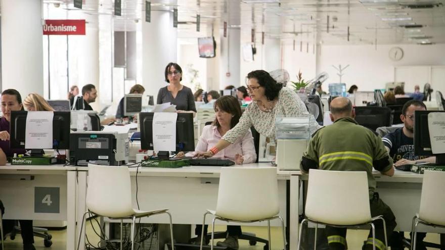 Las oficinas municipales tramitan el papeleo para obtener la bonificación en el IBI.