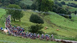 El pelotón, durante la 17ª etapa de la Vuelta a España.