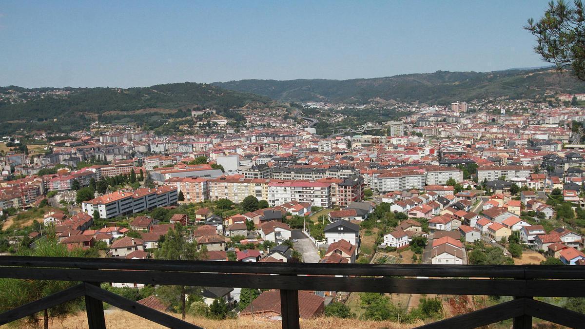 Una vista de la ciudad de Ourense desde el jardín botánico de Montealegre