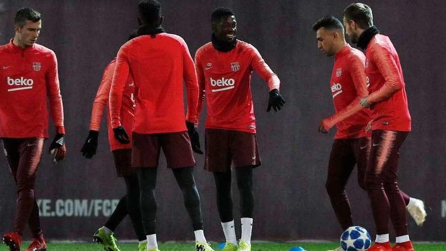 Dembelé, sonriente en el centro, durante el entrenamiento de ayer.