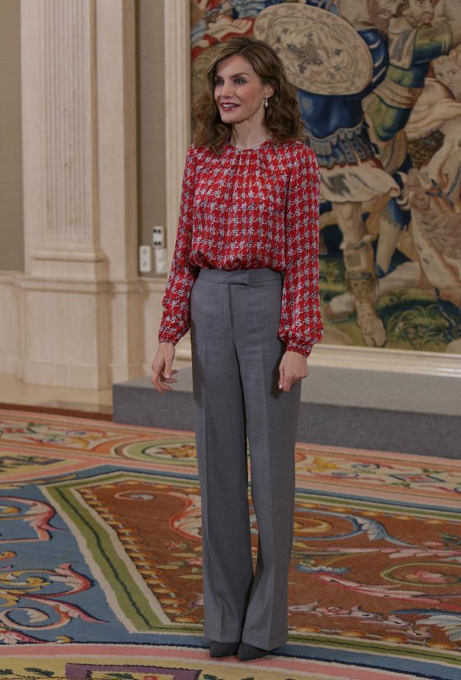 El look de Letizia Ortiz con blusa de Carolina Herrera