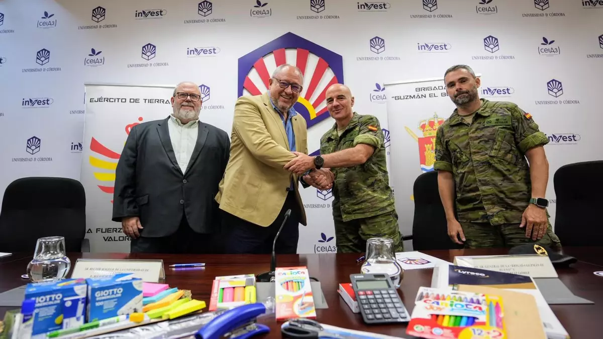 La Universidad de Córdoba entrega material escolar a la Brigada Guzmán el Bueno X para su próxima misión al Líbano