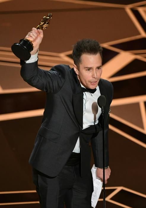 Sam Rockwell recoge su Oscar al mejor actor de reparto.