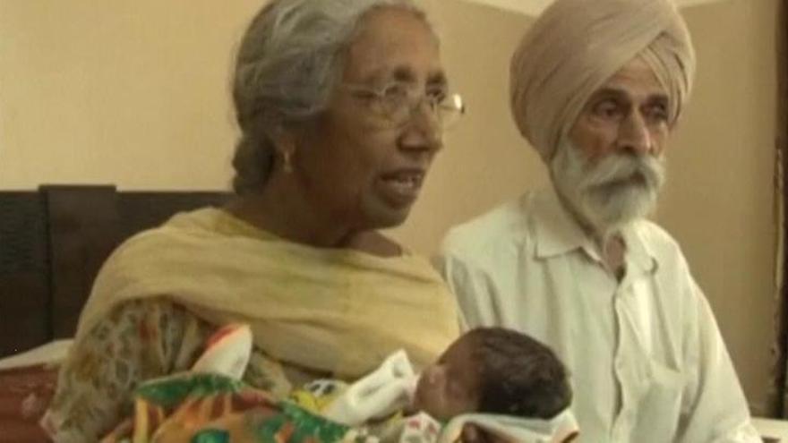 Matrimonio de septuagenarios tiene un hijo en la India