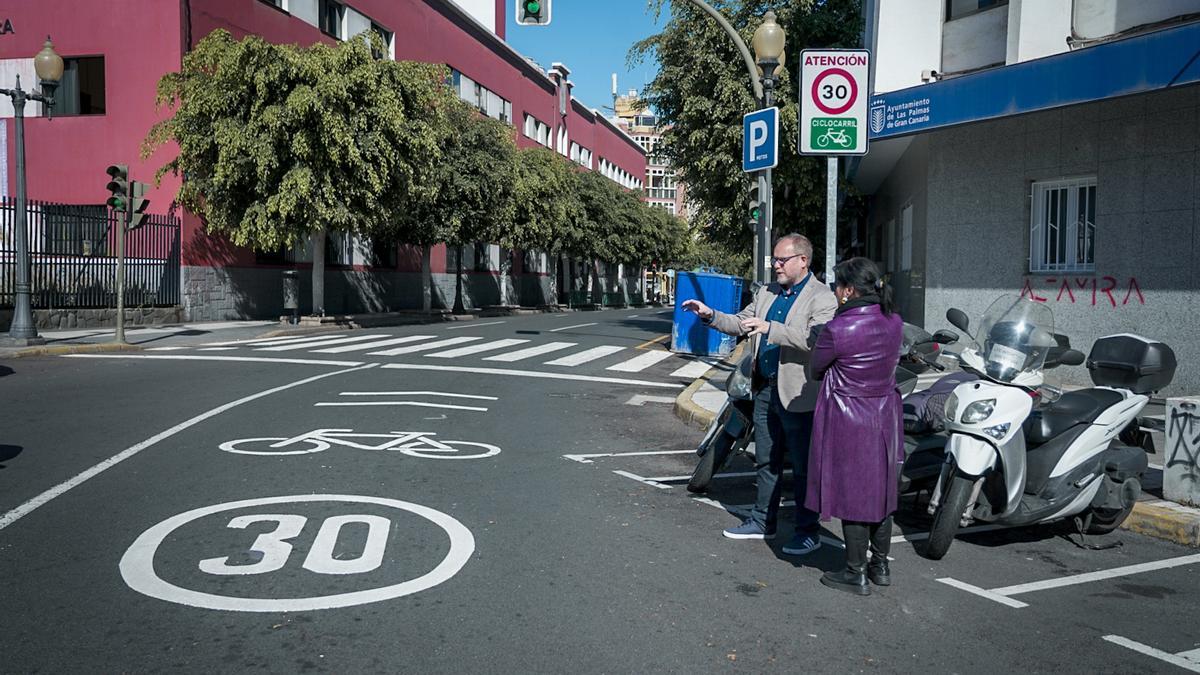 José Eduardo Ramírez al lado de la señalización del nuevo ciclocarril de Tomás Morales