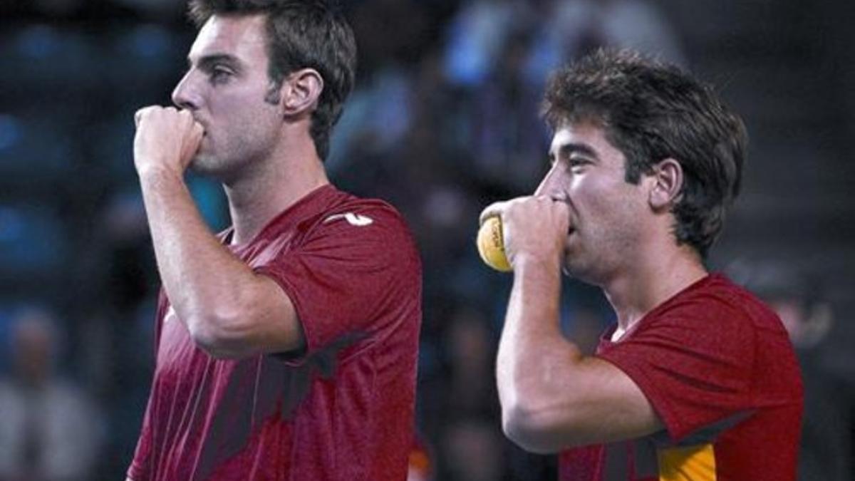 Granollers y Marc López preparan una jugada, durante el partido de dobles ante Nestor y Pospisil.