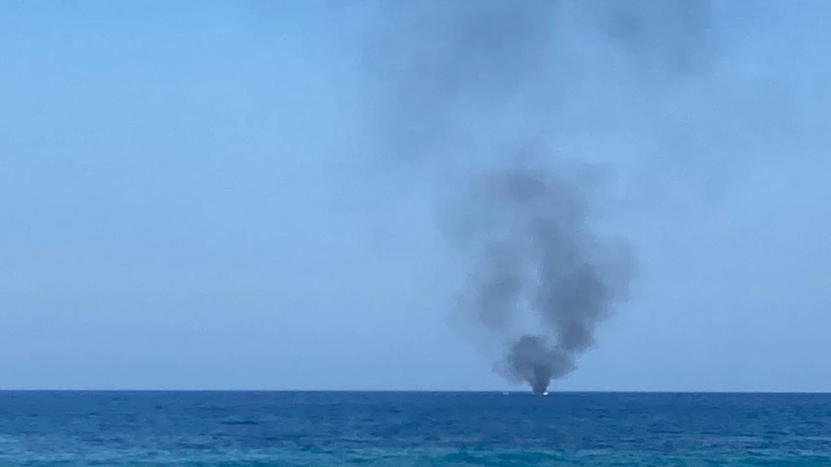 Columna de humo negro saliendo de la embarcación.