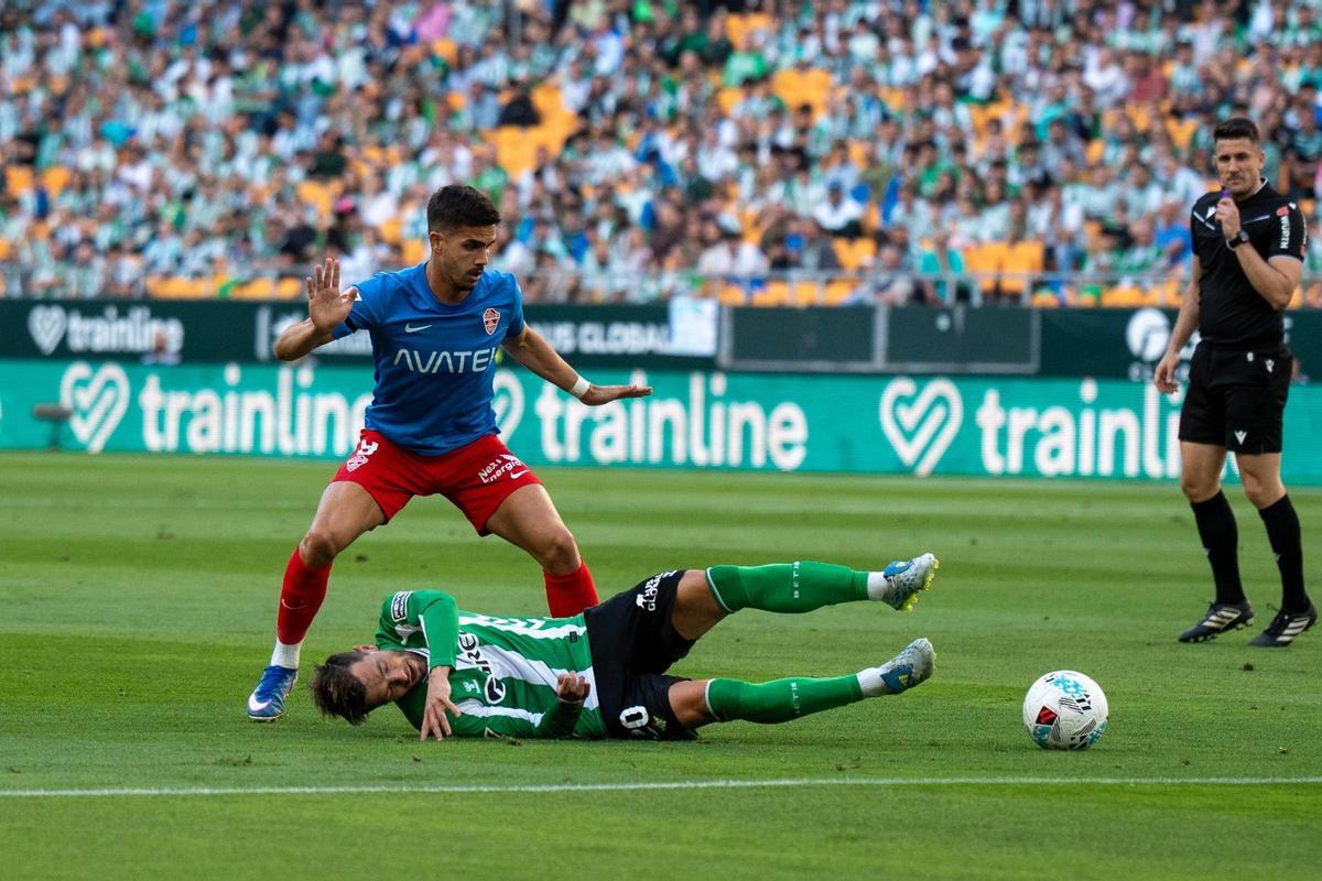 André Silva presiona a Lo Celso durante el Betis-Elche