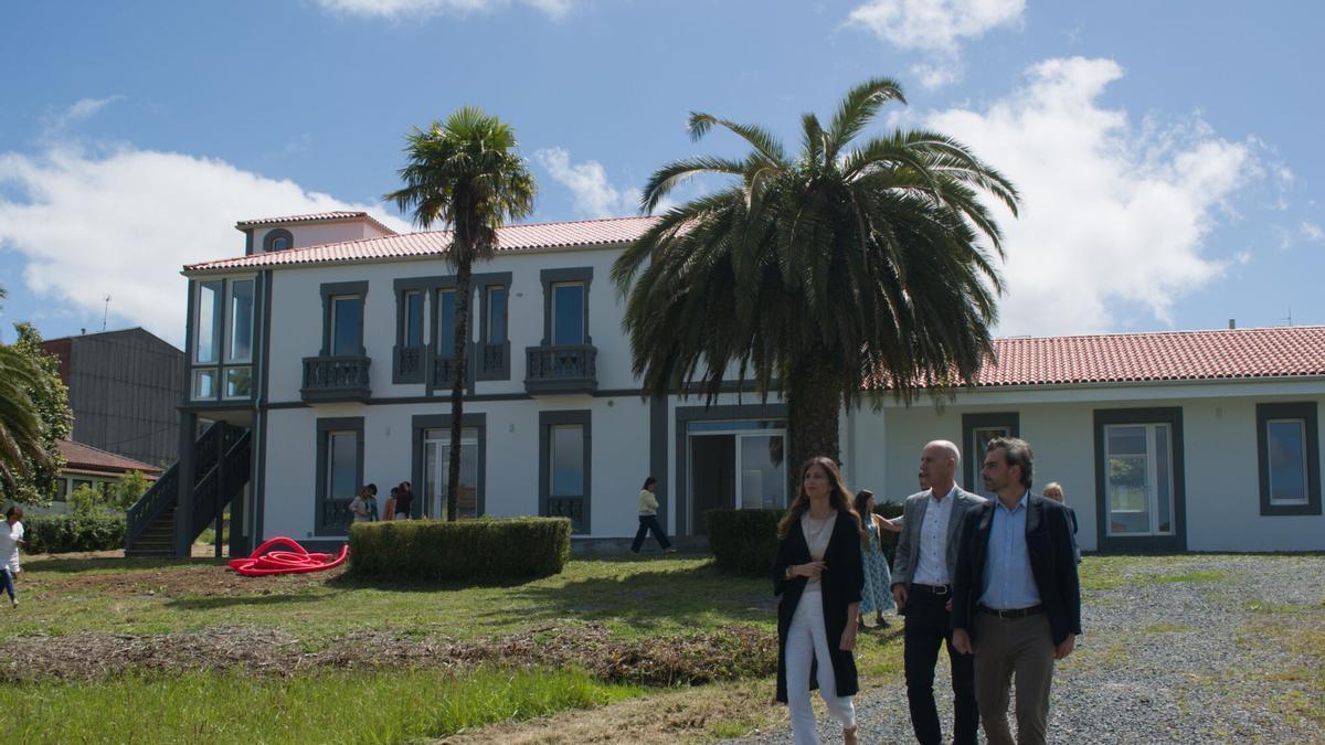 Diego Calvo y Natalia Prieto visitan, con el alcalde de Curtis, los trabajos de rehabilitación de la Casa Indiana