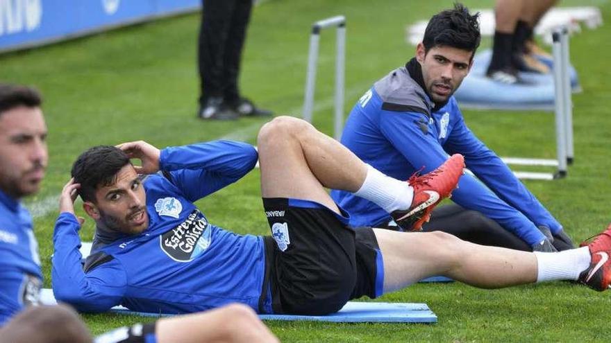 Eneko Bóveda, ayer junto a Juanfran durante el entrenamiento en Abegondo.