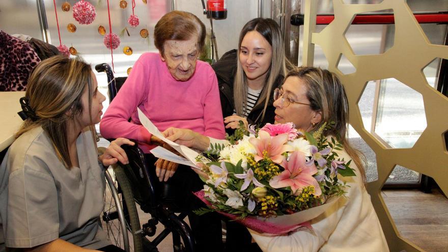 Girona felicita la veïna Maria Alonso Roura que ha fet 100 anys