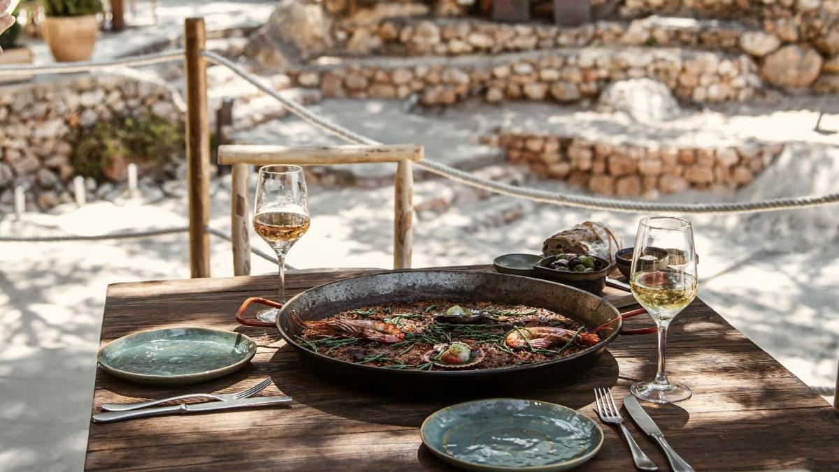 Cala Gracioneta, un chiringuito de lujo en Ibiza.