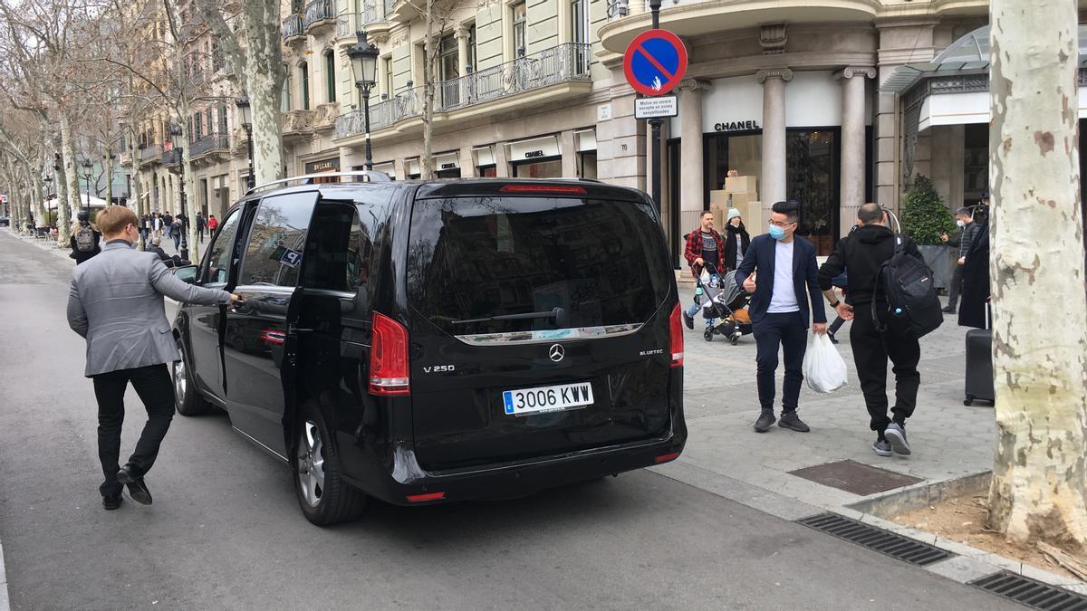 Un vehículo con chófer traslada a un hotel del paseo de Gràcia a congresistas que han llegado con unos días de antelación. 