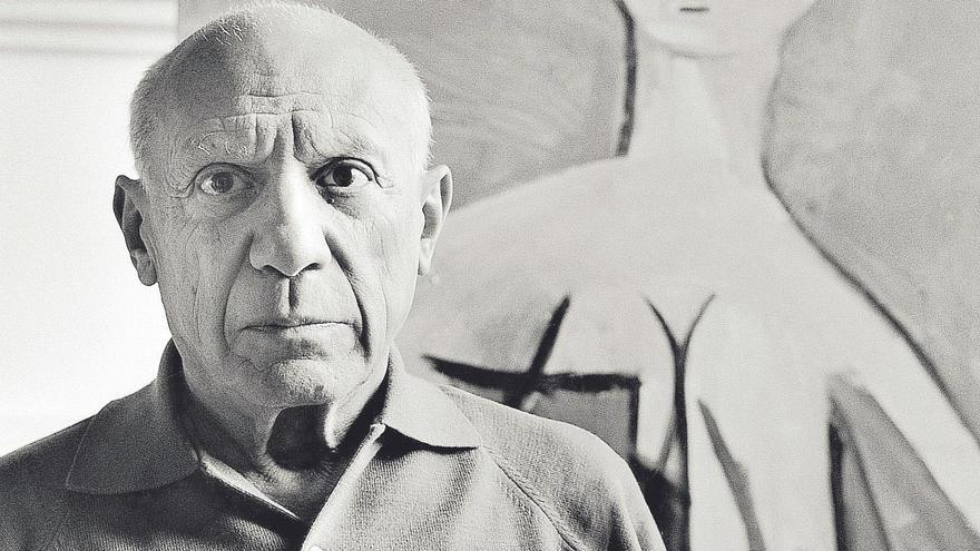 Pablo Picasso en su mansión de Cannes, fotografiado por Frankreich en 1957.