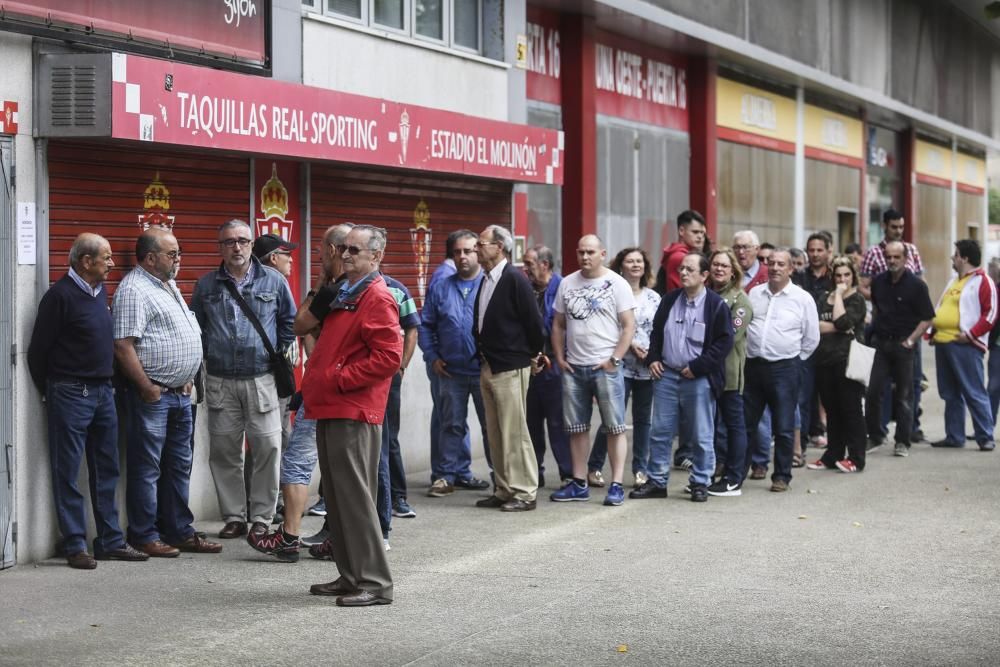 Primeros socios en renovar el abono del Sporting