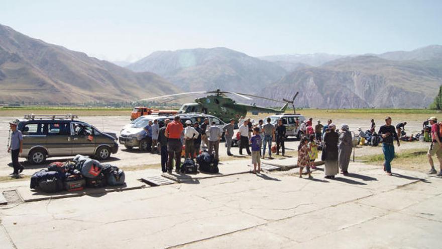 Imagen del helicóptero cuando dejó a todos los alpinistas en el aeródromo de Tadjikistán.