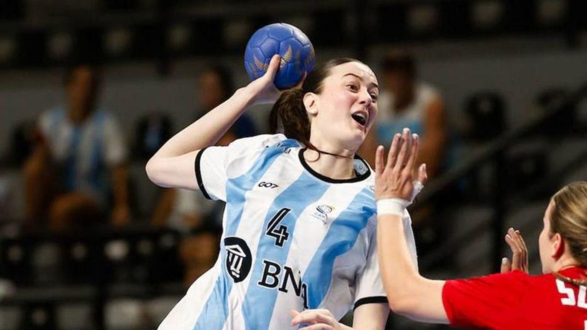 Sofía Gull, con el balón, en un partido con la selección de Argentina.