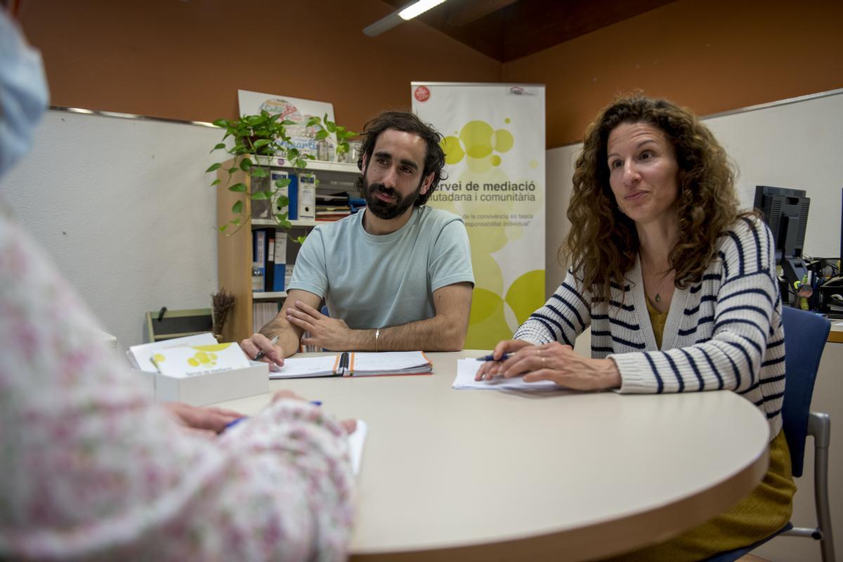 Teresa habla con Curro y Gala, mediadores de El Prat de Llobregat.