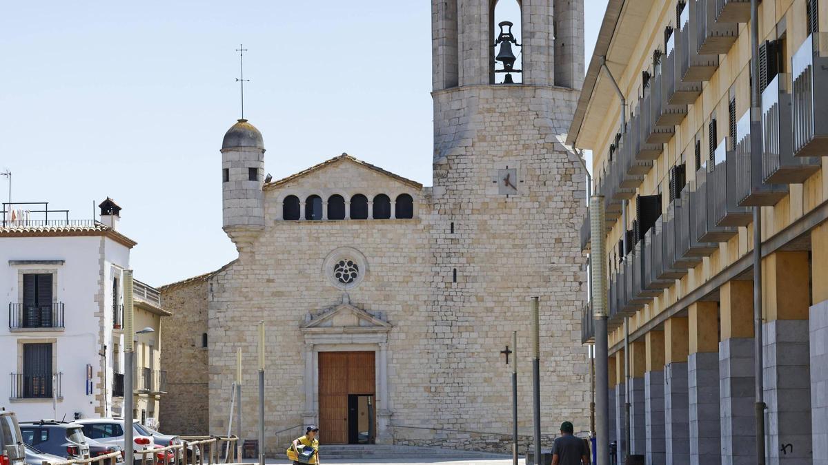 Alguns veïns davant l’església de Sant Cugat de Fornells de la Selva  en una imatge d’arxiu.
