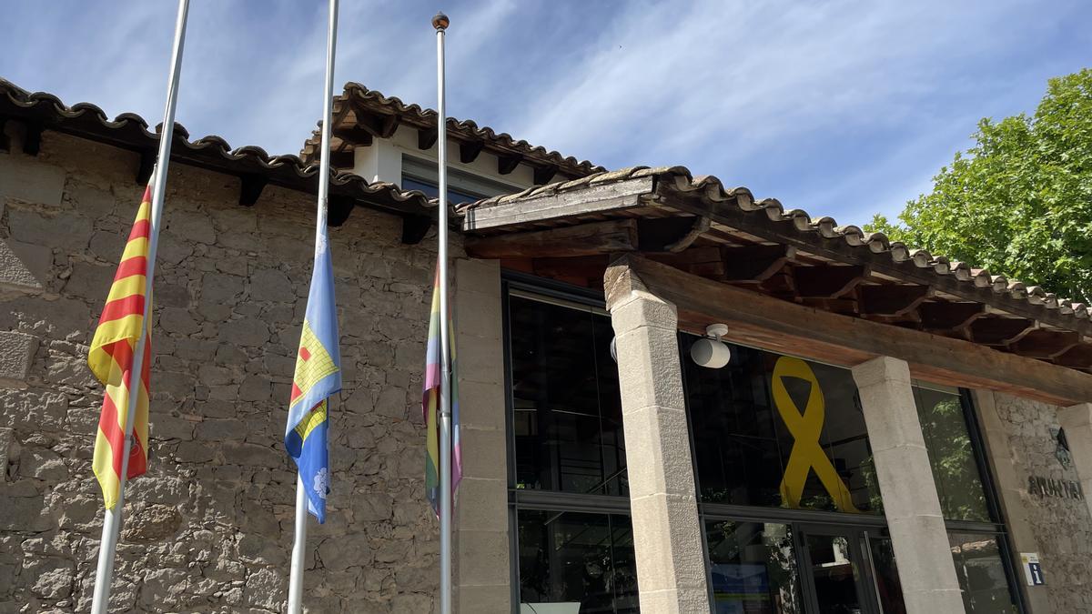 Les banderes a mig pal a l'Ajuntament de Prats de Lluçanès