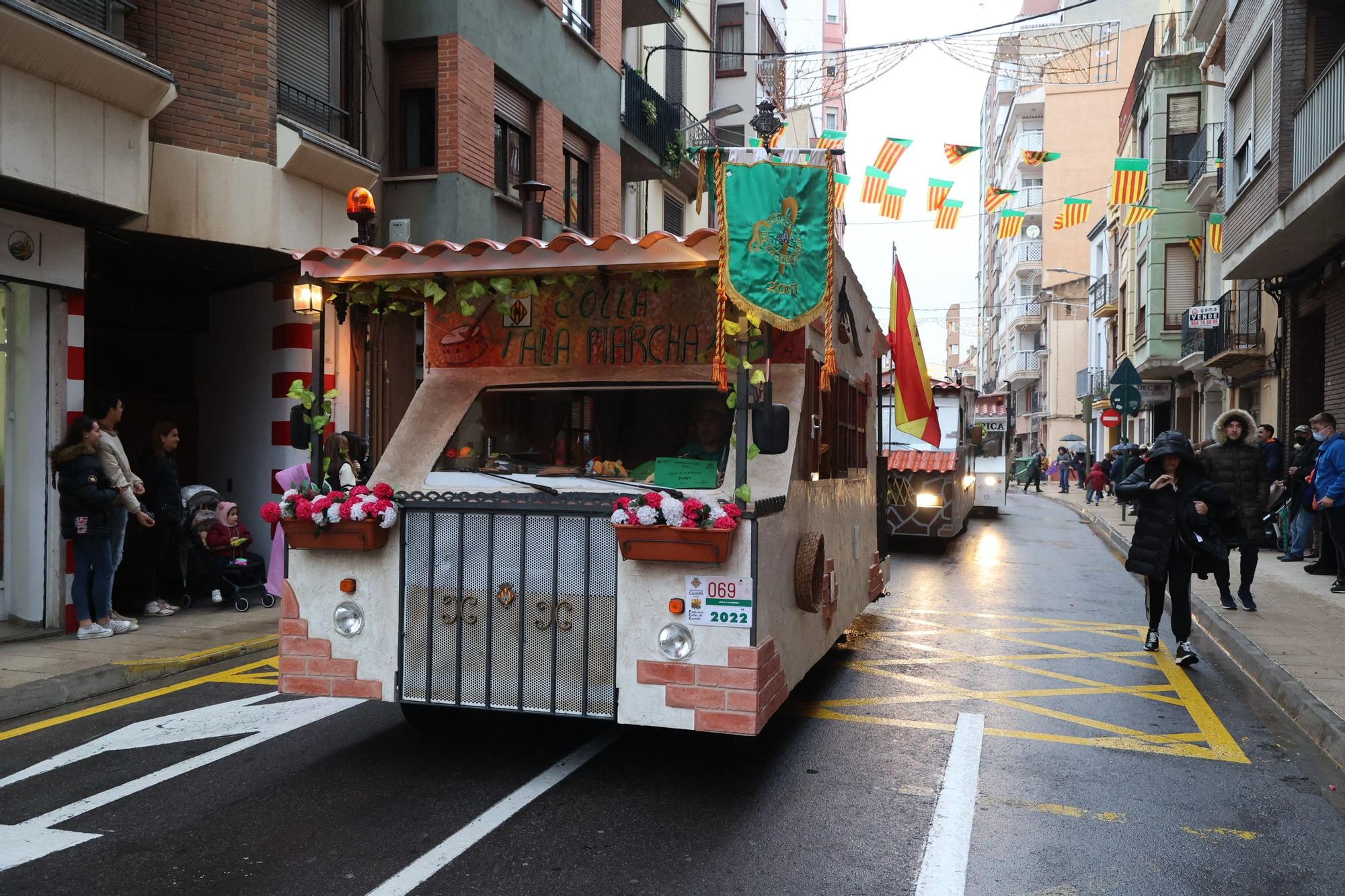 Las mejores imágenes del desfile de carros engalanados y collas de la Magdalena