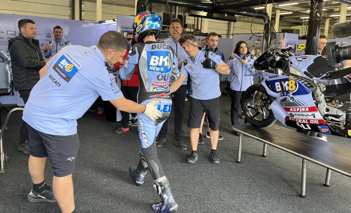 Àlex Márquez es felicitado por sus mecánicos al lograr el mejor tiempo del primer día del GP de Inglaterra.