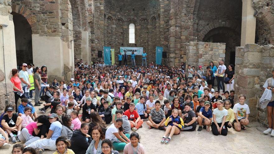 Alumnes de la Xarxa d’escoles Cap de Creus celebrant el SomparCC a la Ciutadella de Roses | ARTURO LÓPEZ