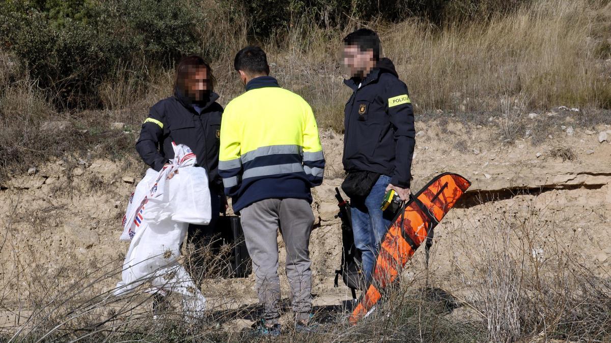 Un policia porta una arma i munició al lloc on un caçador ha resultat mort pel tret d'un altre.