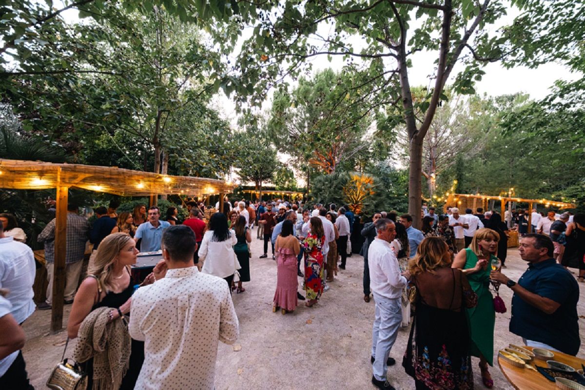 Los asistentes disfrutando de la Fiesta del Cava de Dominio de la Vega.