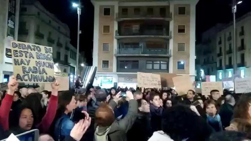 Manifestació feminista multitudinària a Figueres