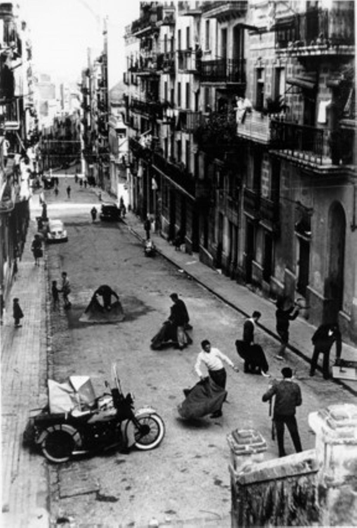 Una de las imágenes que fueron captadas en el Barrio de Poble Sec en Barcelona y que ilustran el libro de Camilo José Cela ’Toreo de salón’.