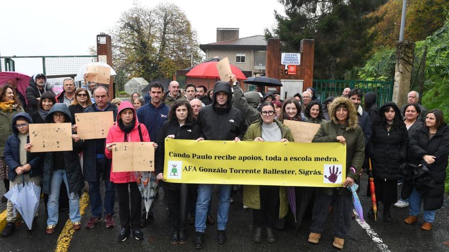 Los padres de Sigrás se concentran para pedir más profesores de apoyo. |  Carlos Pardellas