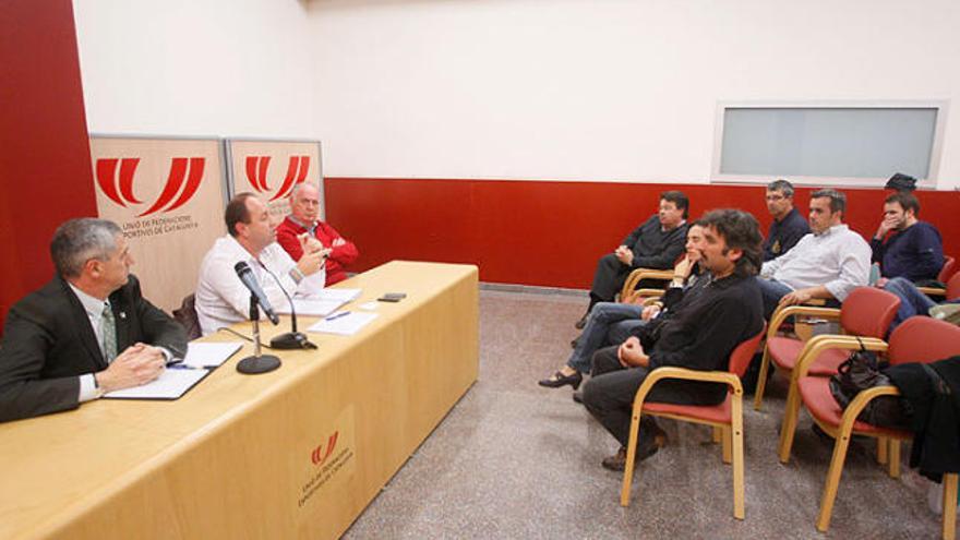 El delegat Jordi Bonet, al centre de la taula, va exposar ahir els canvis en la mutualitat als clubs del Gironès.