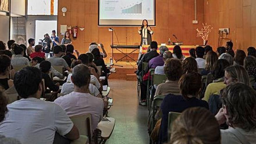 La psicòloga Neus Utges, durant la seva intervenció en la jornada a l&#039;institut lloretenc.