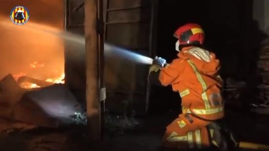 Incendio en una fábrica de madera abandonada en Benifaió