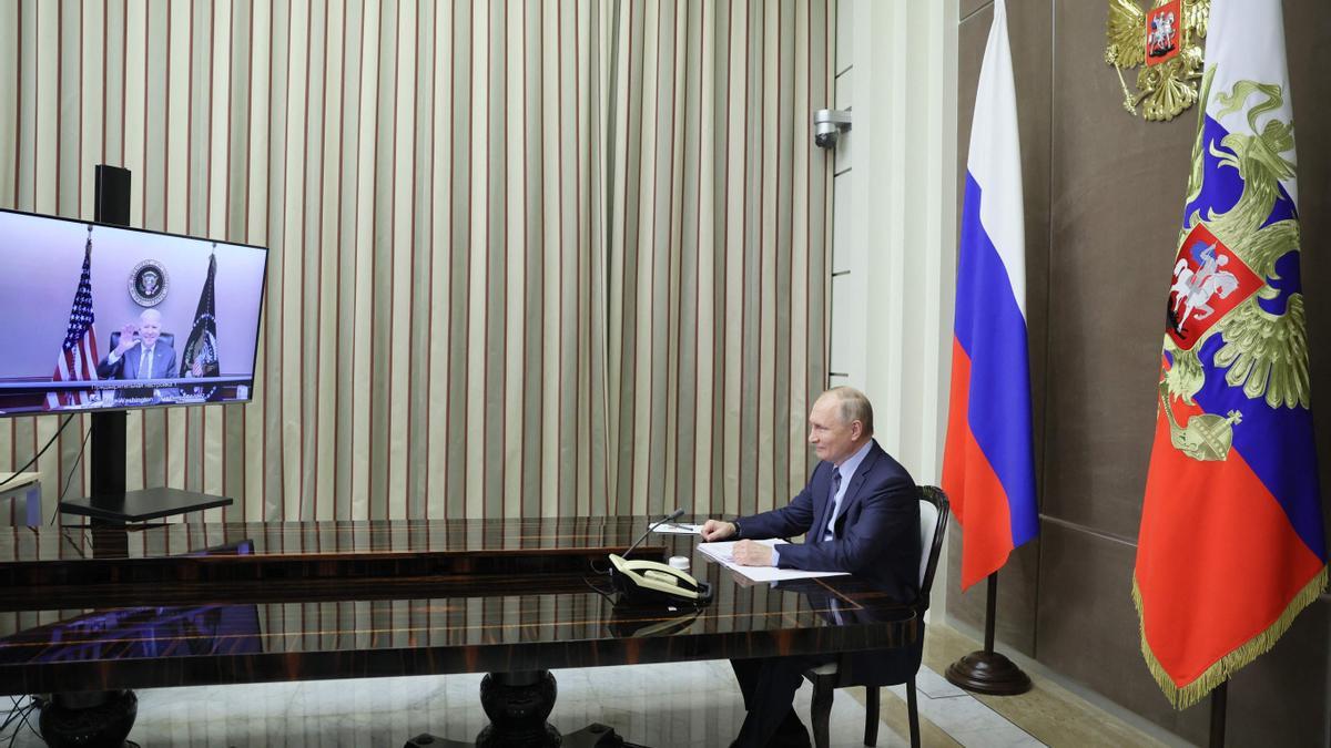 El presidente ruso, Vladímir Putin, atiende la videoconferencia con Joe Biden, este martes.