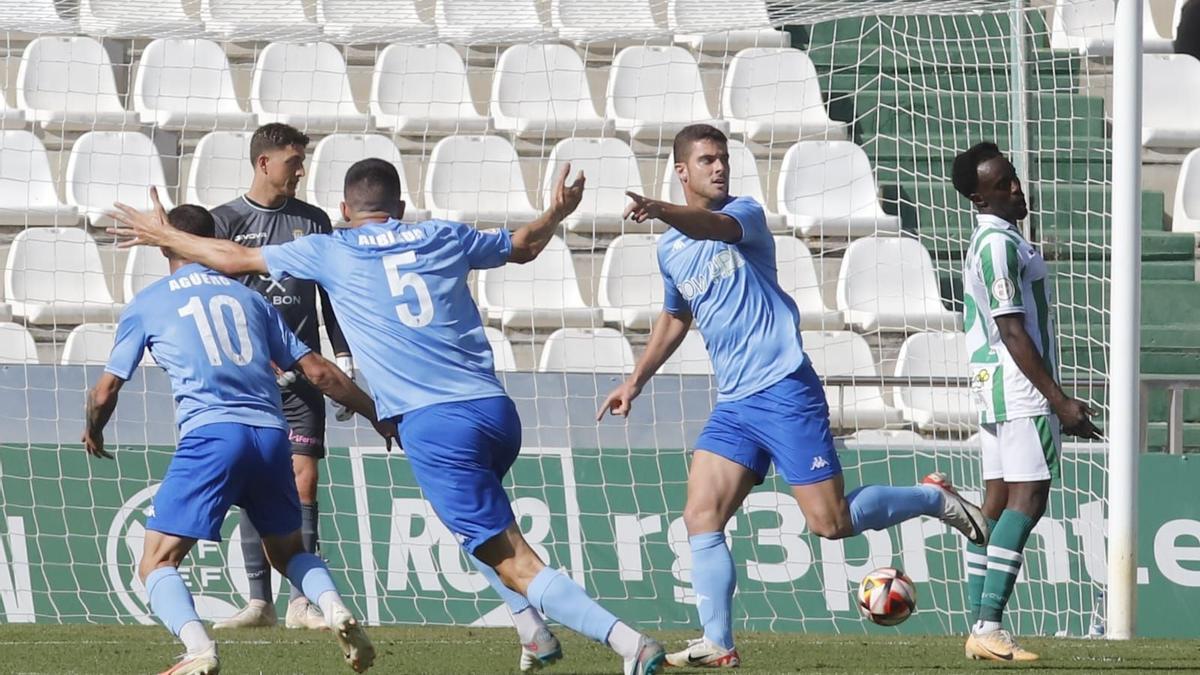 Mikel Pradera celebra junto a Cristian Agüero y a Haritz Albisua, el gol de la victoria en el Nuevo Arcángel de Córdoba