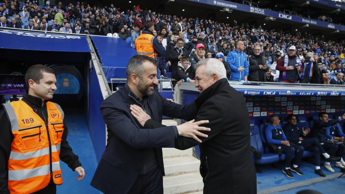 Javier Aguirre y Diego Martínez se saludan antes del Espanyol-Mallorca del sábado.