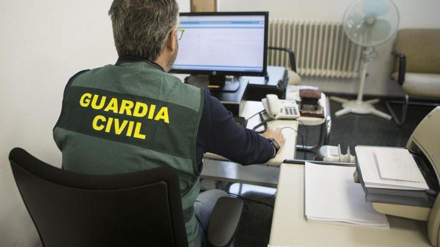 La Guardia Civil alerta: los mayores del Occidente asturiano, víctimas de estafas